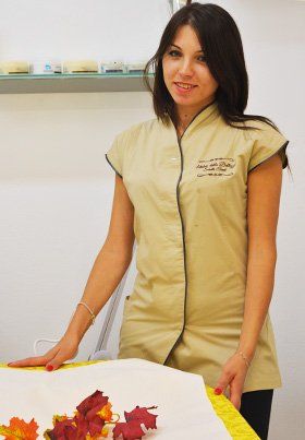 Scopri la manicure giapponese classica, ideale per uomini e donne a Travac&ograve; Siccomario. Prenota il tuo appuntamento e chiedi informazioni sui prezzi.